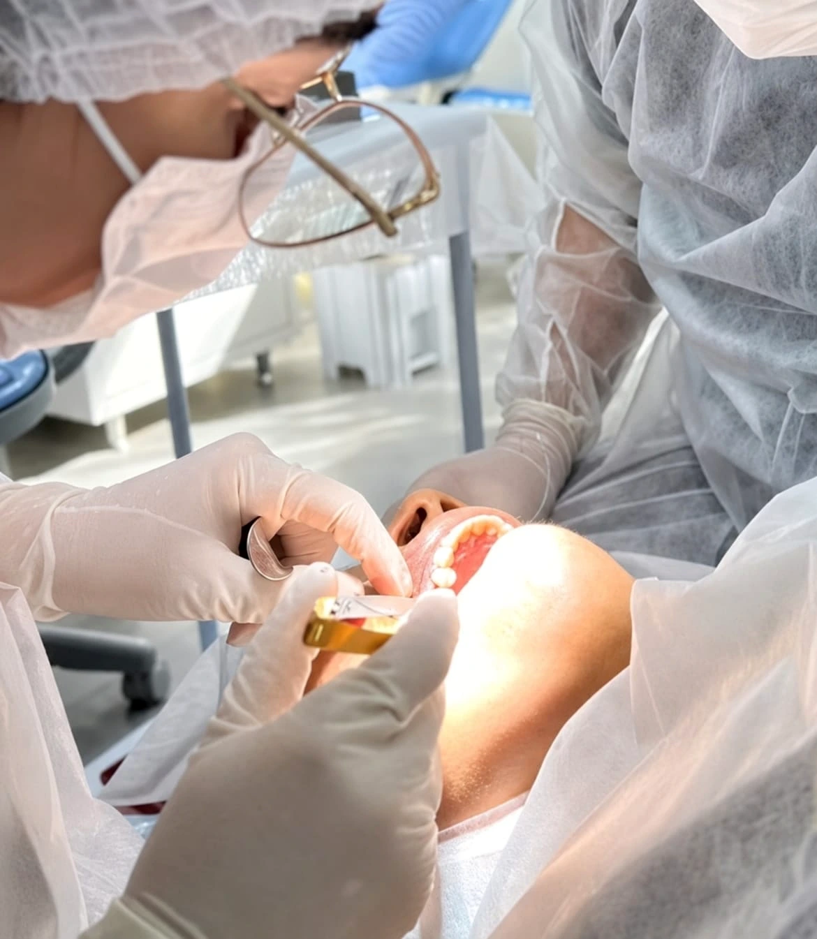 Procedimento odontológico na Aura Clinic